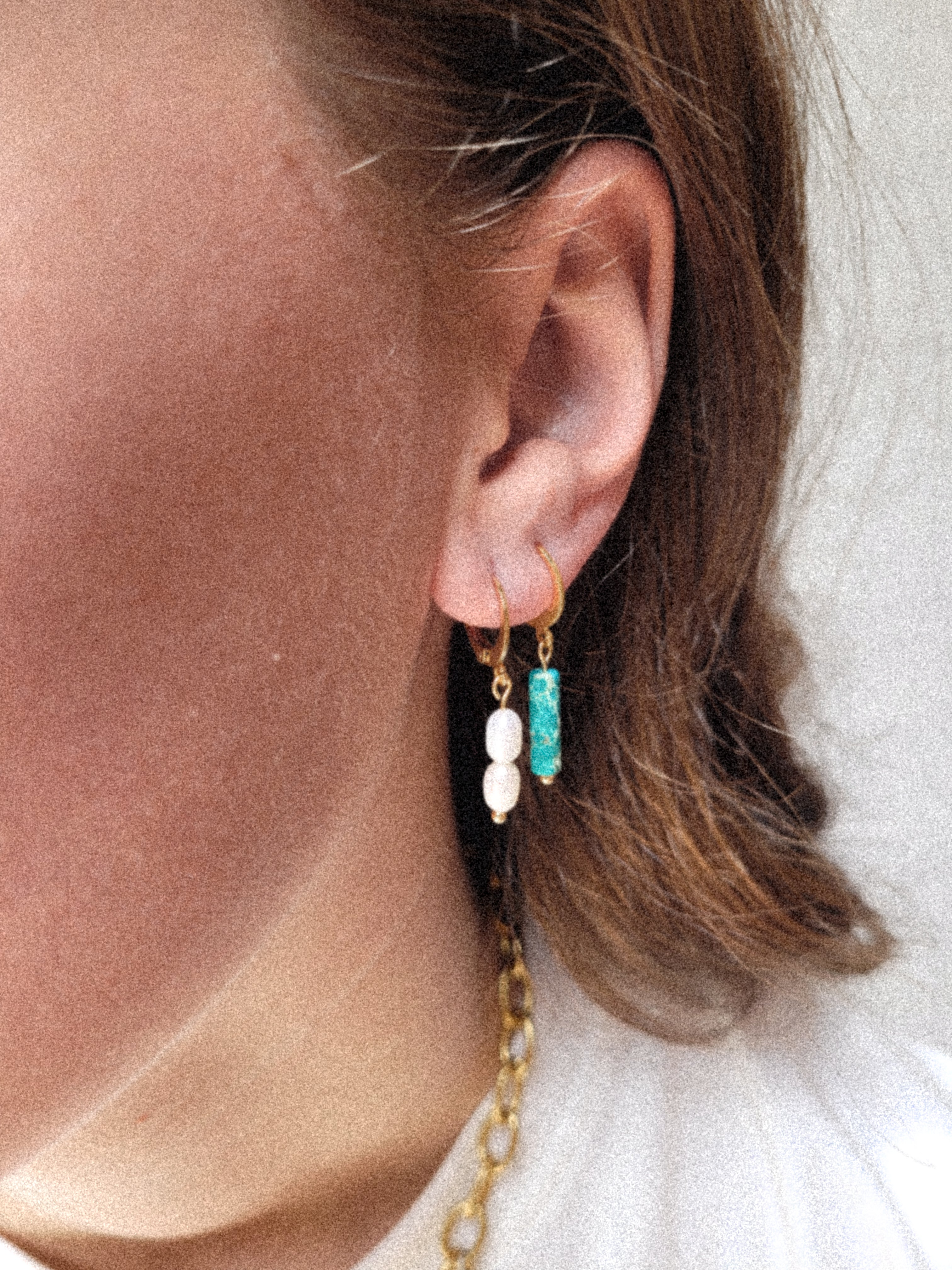 Oorringen huggie | goud of zilver | Marble tube