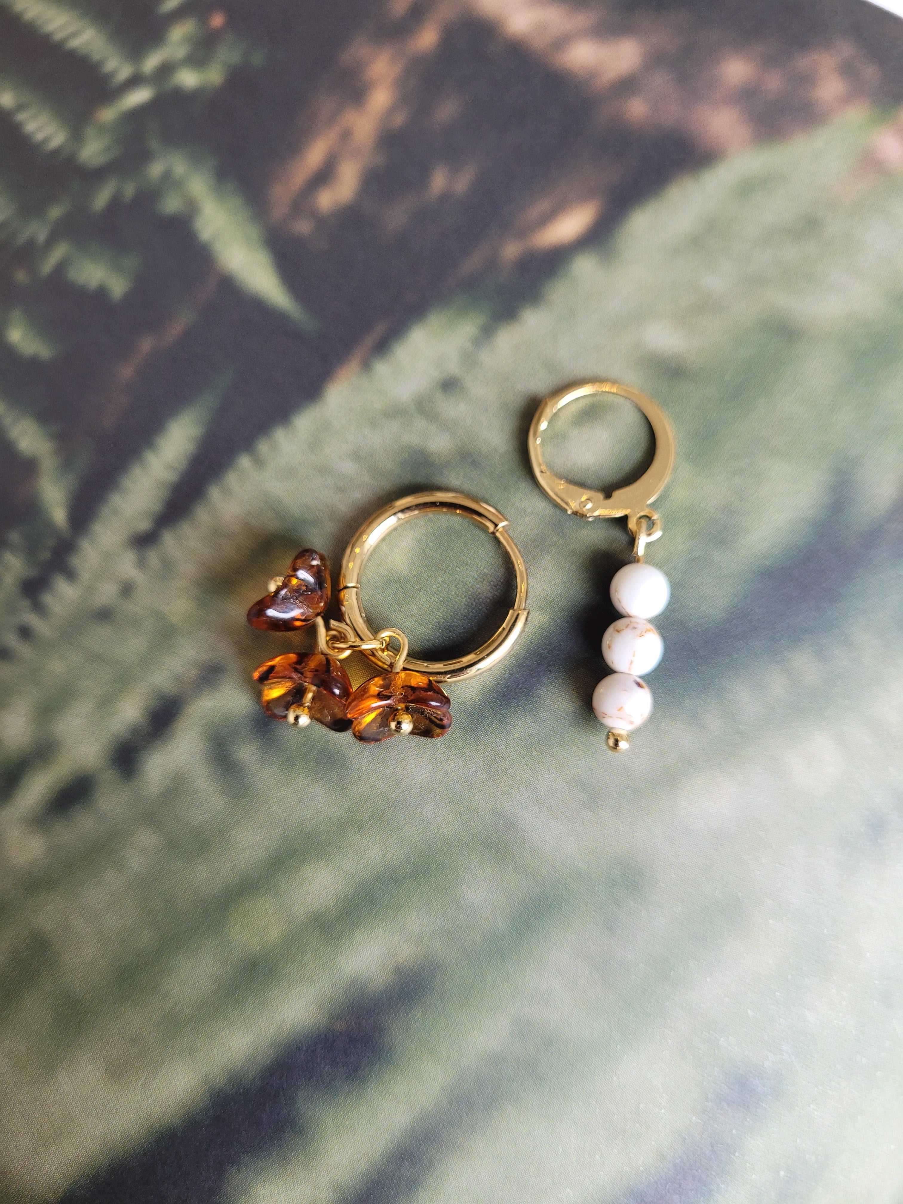 Oorringen huggie | goud en zilver | Jade kralen