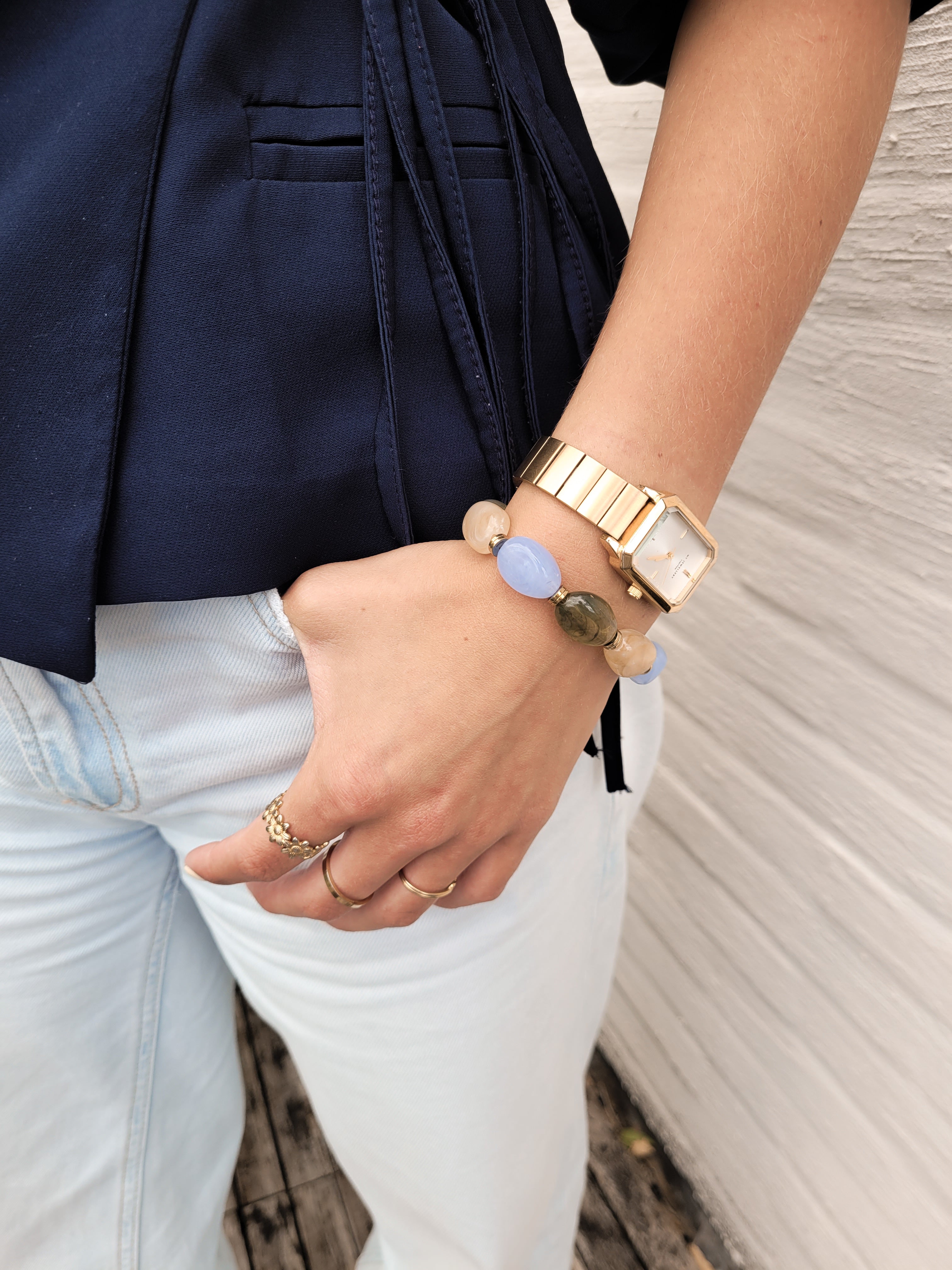 Armband met grote kralen – beige, aloë groen & lichtblauw met gouden details