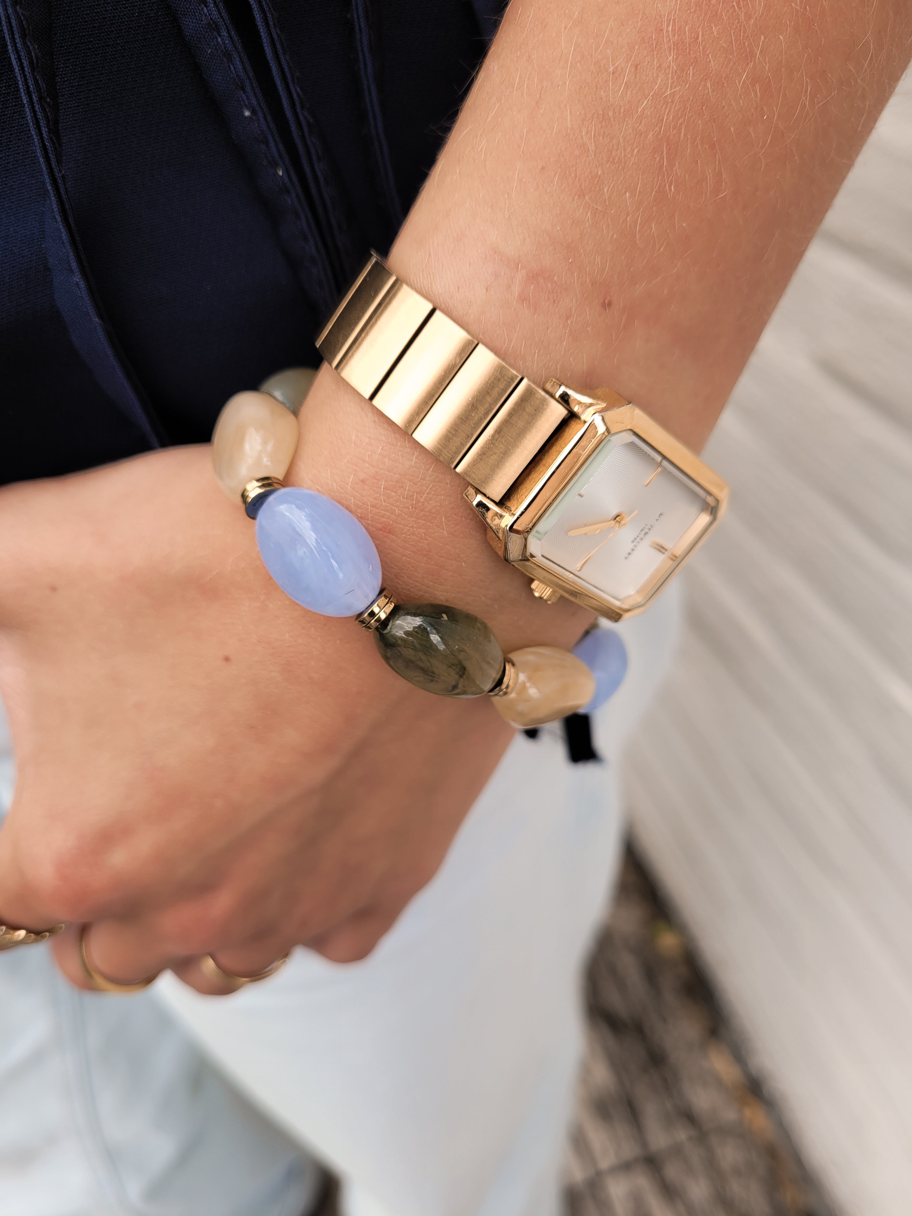 Armband met grote kralen – beige, aloë groen & lichtblauw met gouden details