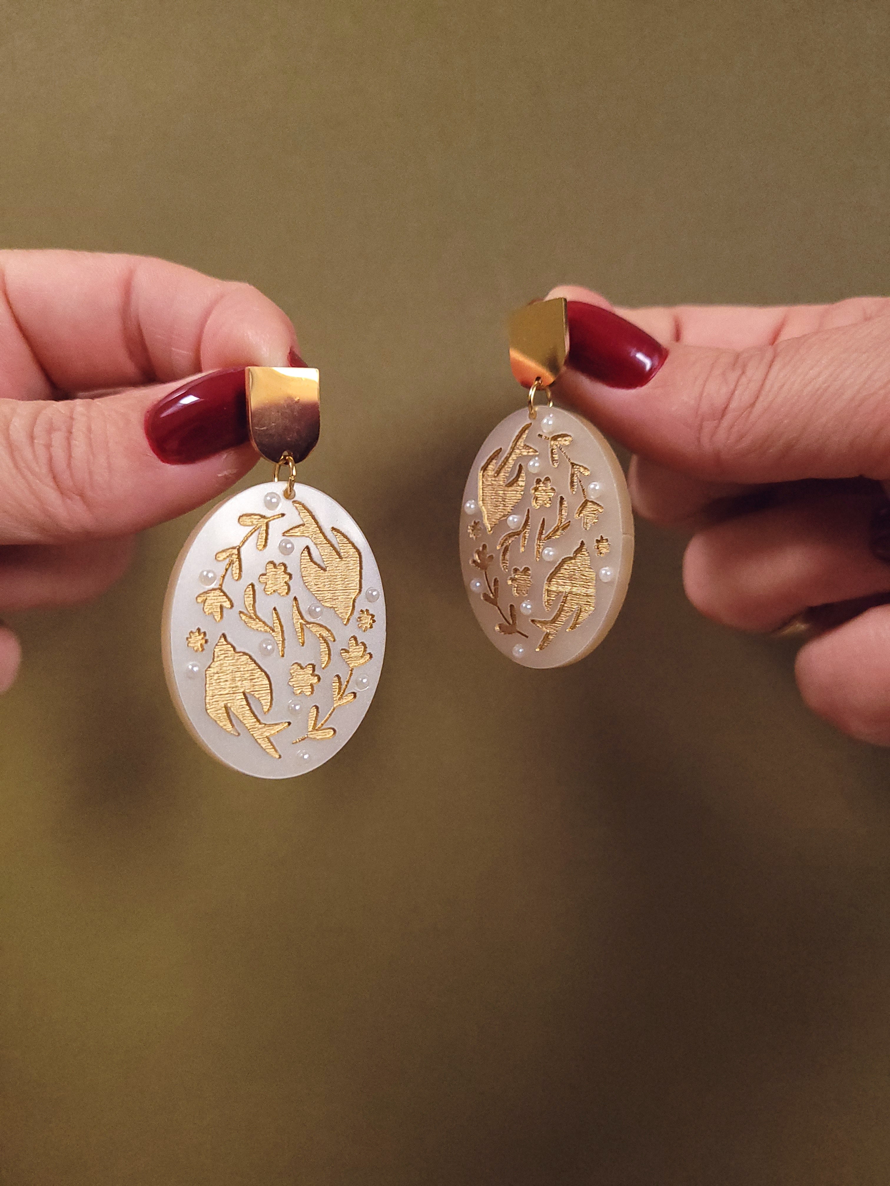 Lichte statement oorbellen Swallow – grote ovalen bedels | ALLEEN IN GOUD