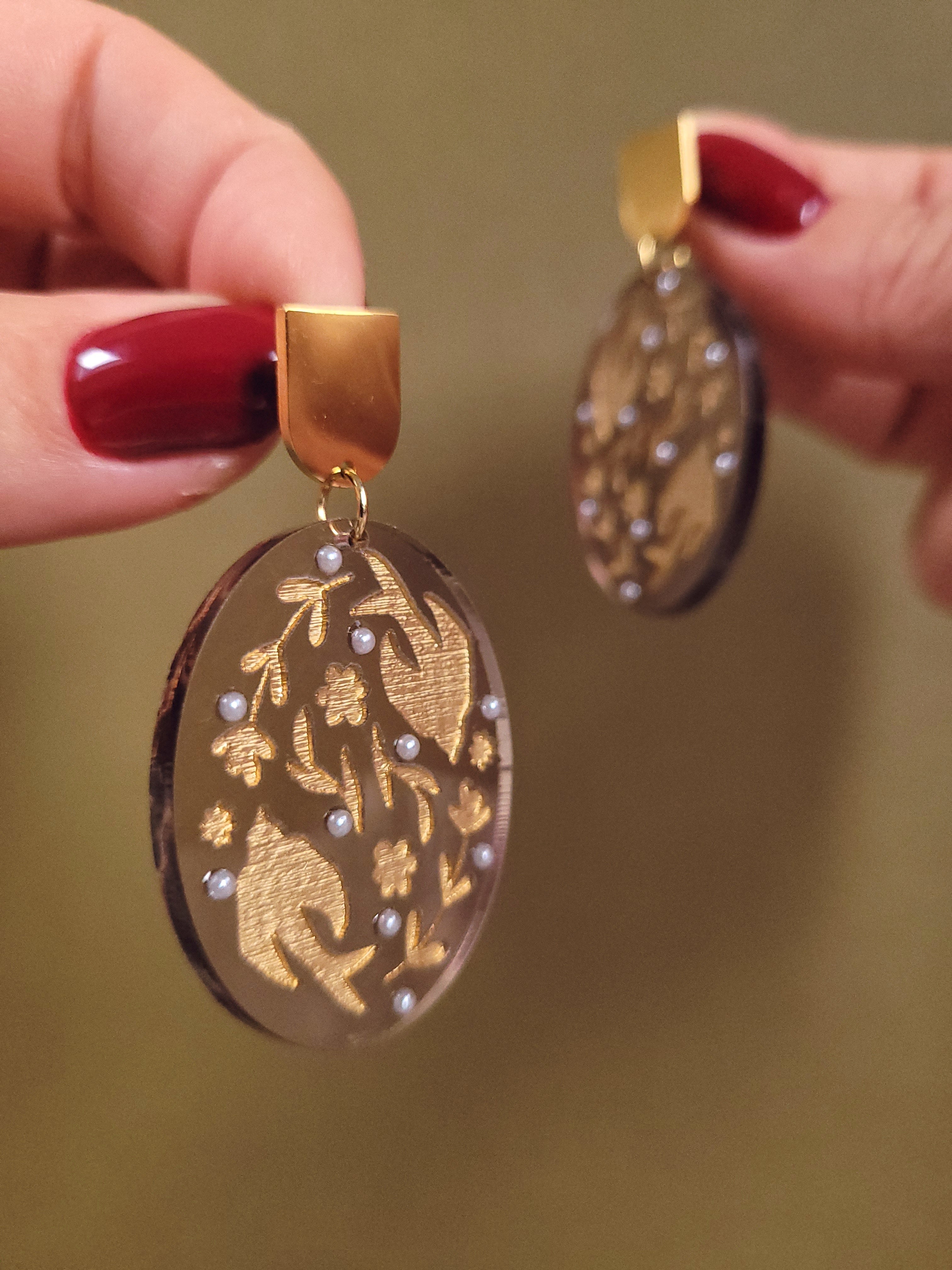 Lichte statement oorbellen Swallow – grote ovalen bedels | ALLEEN IN GOUD