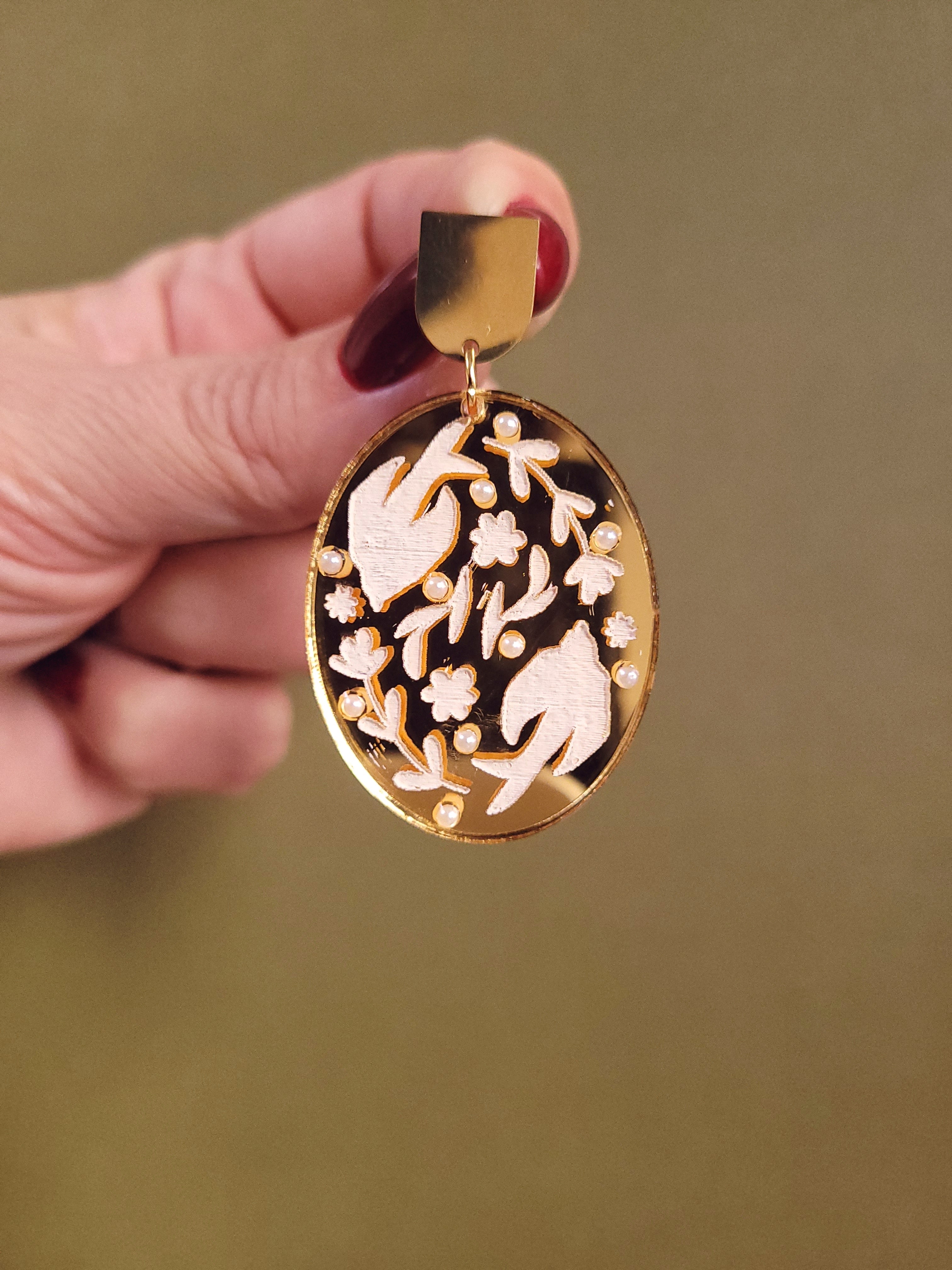 Lichte statement oorbellen Swallow – grote ovalen bedels | ALLEEN IN GOUD