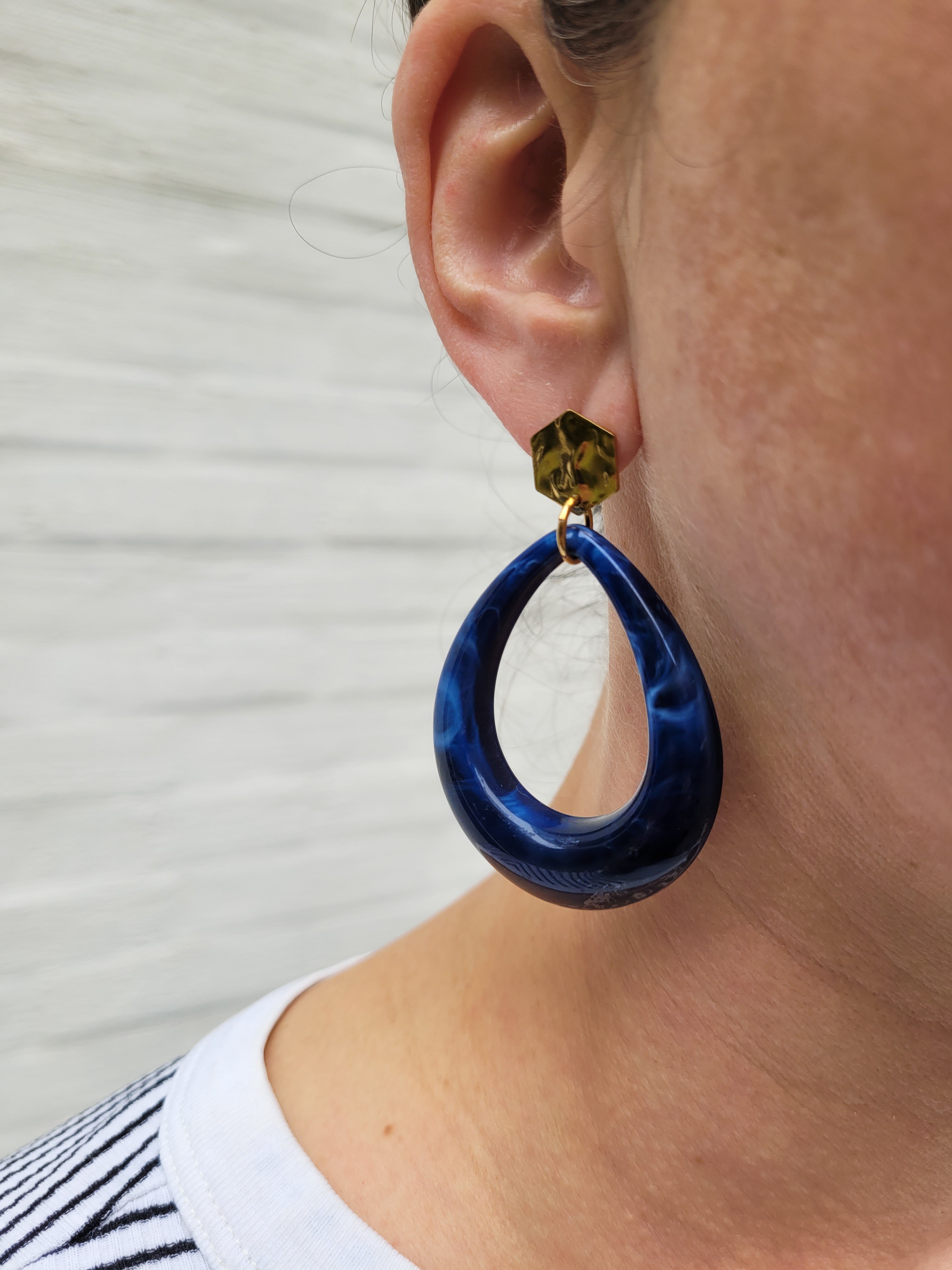 Druppel statement oorbellen donkerblauw | Floortje XL (alleen in goud)