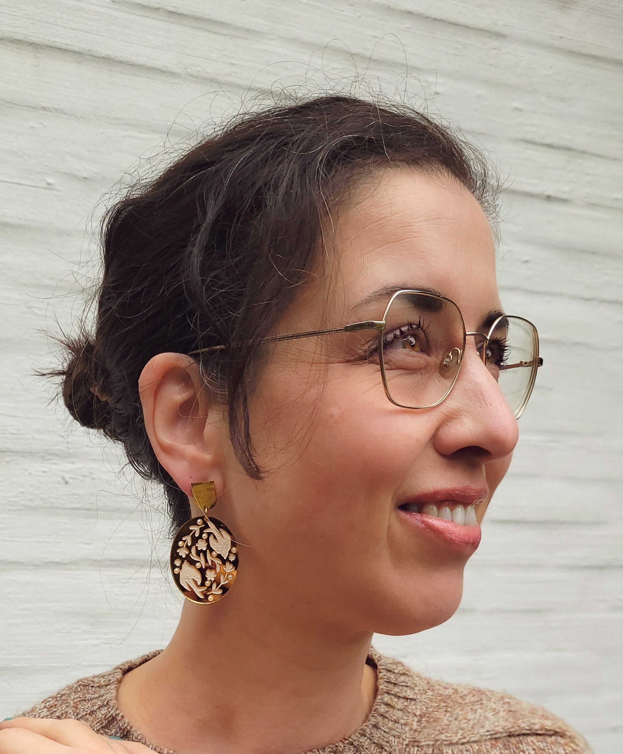 Lichte statement oorbellen Swallow – grote ovalen bedels | ALLEEN IN GOUD