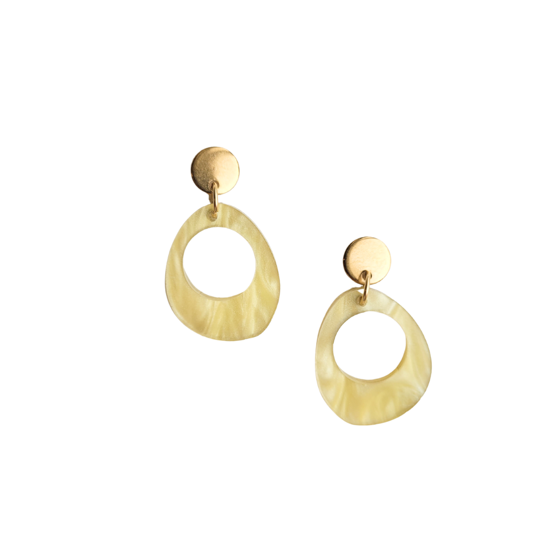 Handgemaakte kleine oorstekers Marieke – parel bedel