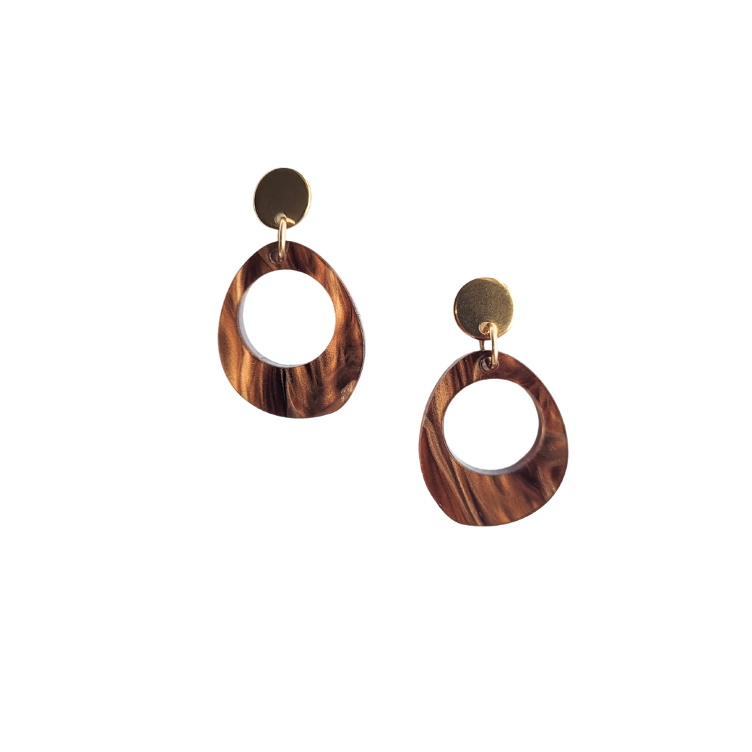 Handgemaakte kleine oorstekers Marieke – parel bedel