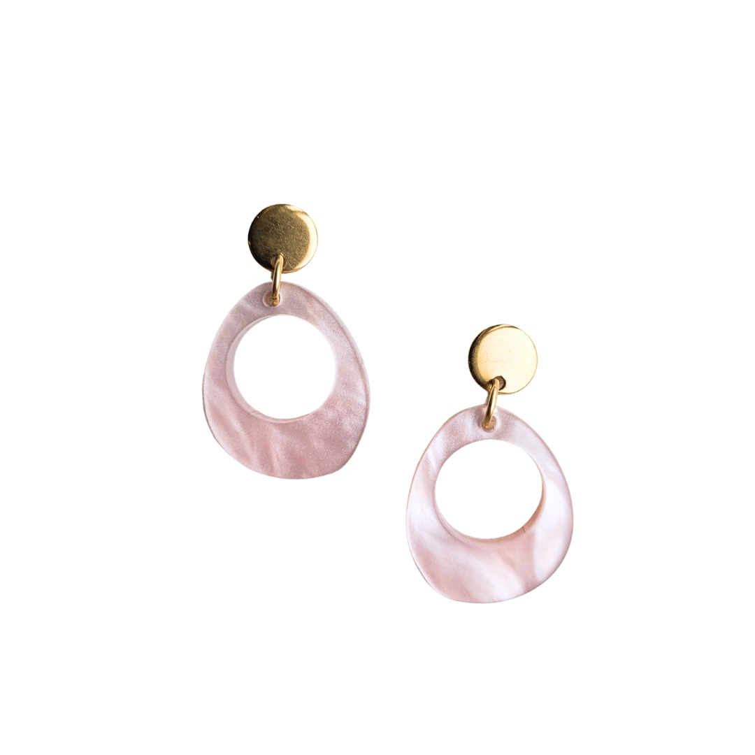 Handgemaakte kleine oorstekers Marieke – parel bedel