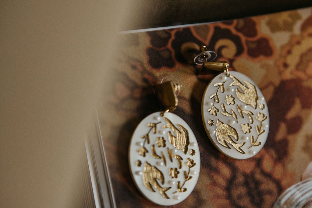 Lichte statement oorbellen Swallow – grote ovalen bedels | ALLEEN IN GOUD