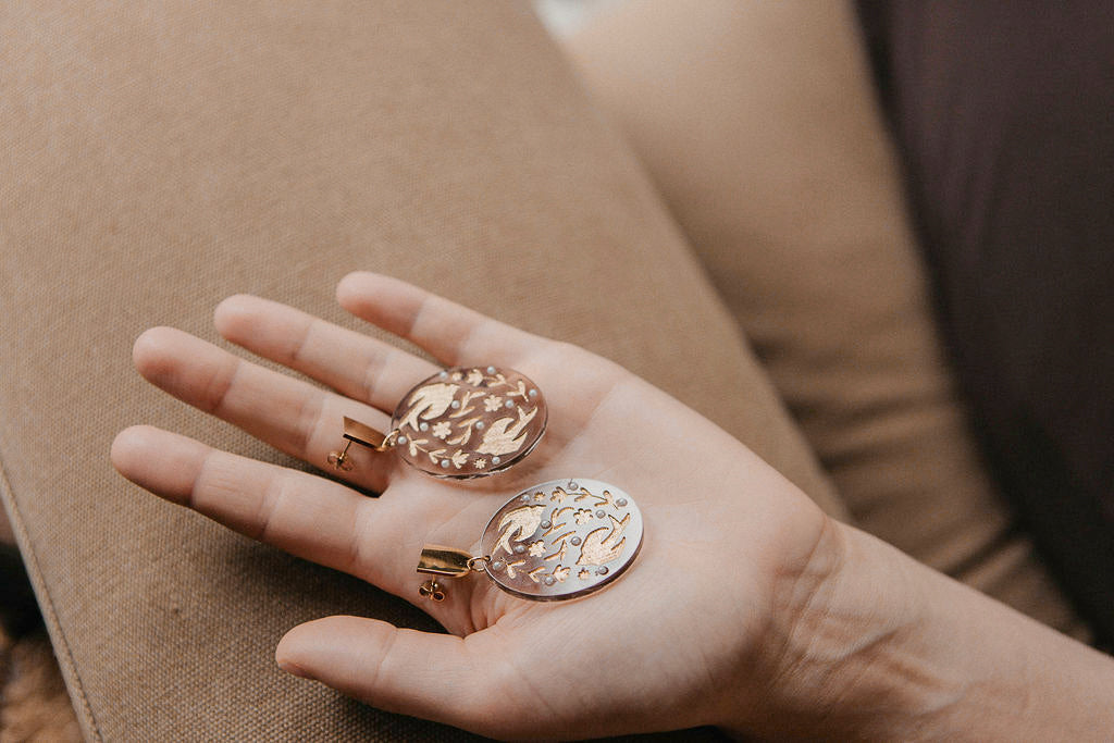 Lichte statement oorbellen Swallow – grote ovalen bedels | ALLEEN IN GOUD