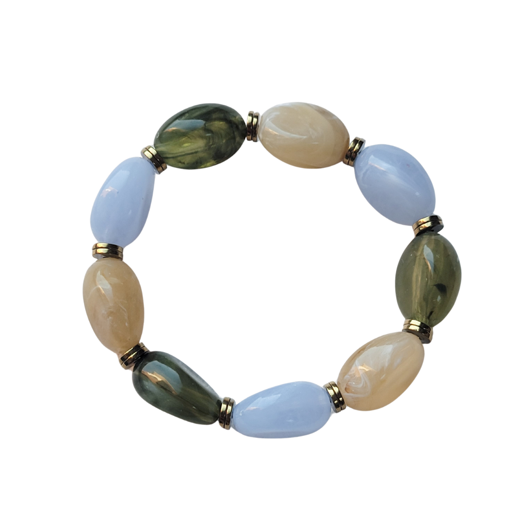 Armband met grote kralen – beige, aloë groen & lichtblauw met gouden details