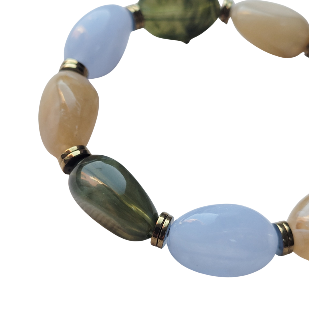 Armband met grote kralen – beige, aloë groen & lichtblauw met gouden details