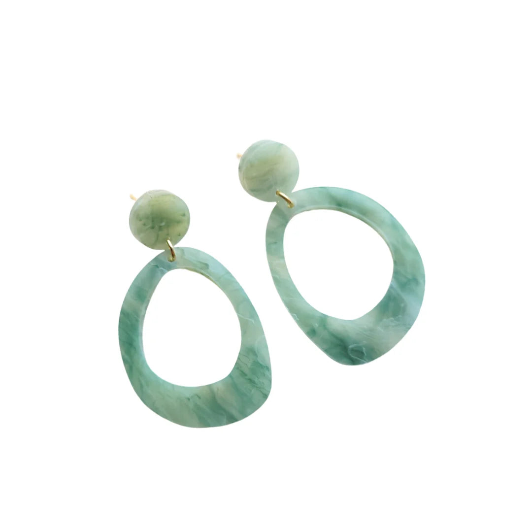 Arwen groene handgemaakte marble effect statement oorbellen, lichtgewicht en perfect voor een chique en unieke uitstraling.