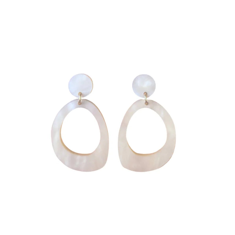 Arwen handgemaakte parelmoer statement oorbellen in ivoorwit, lichtgewicht en perfect voor een elegante en tijdloze look.