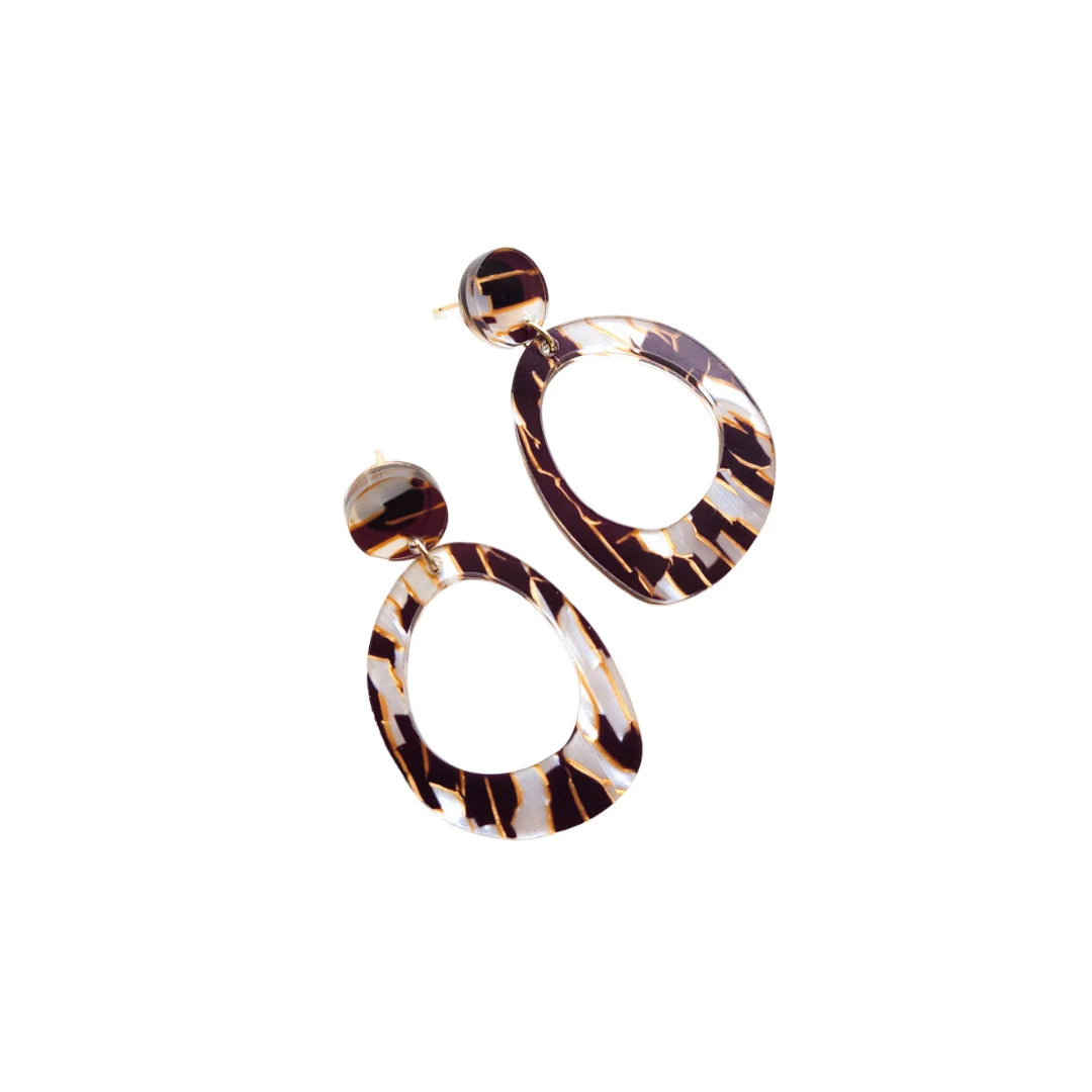 Arwen zwarte handgemaakte marble effect statement oorbellen, lichtgewicht en perfect voor een chique en unieke uitstraling.