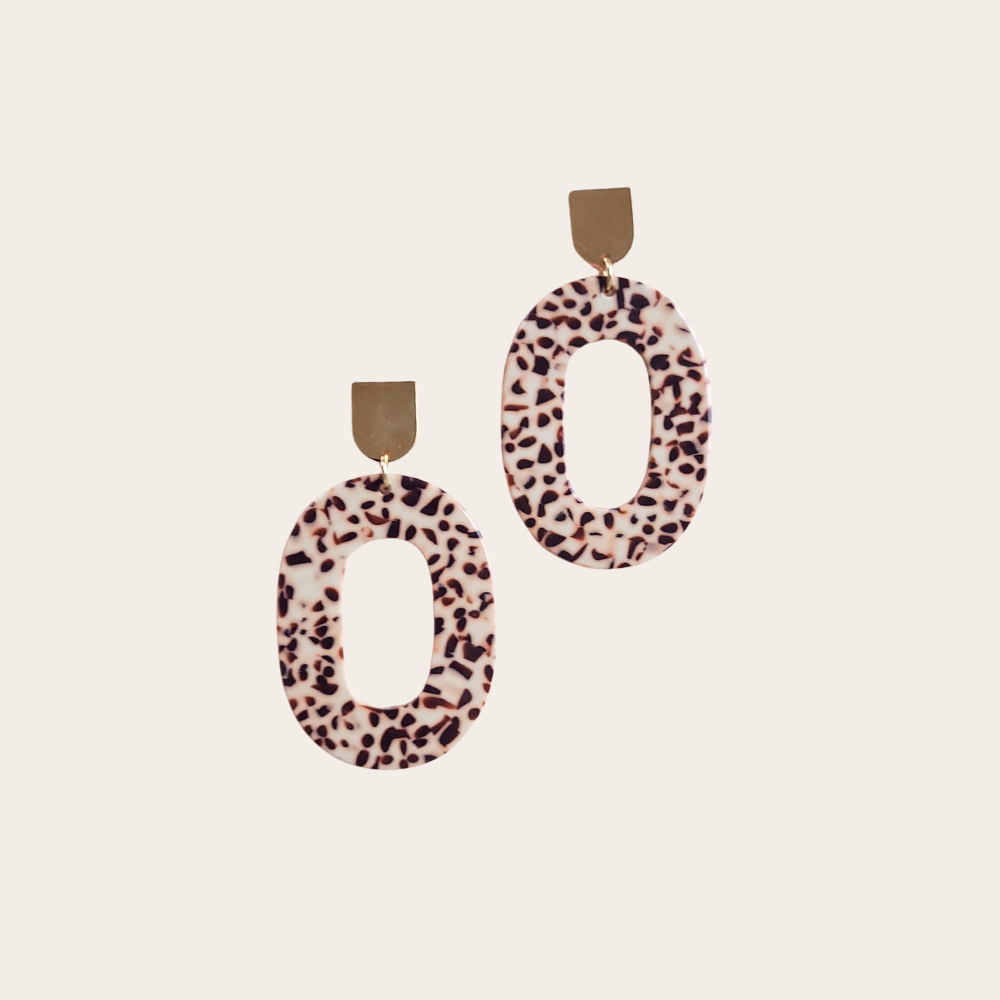 Oorbellen Lois – ovalen oorbellen van licht cellulose acetate met goudkleurige steker