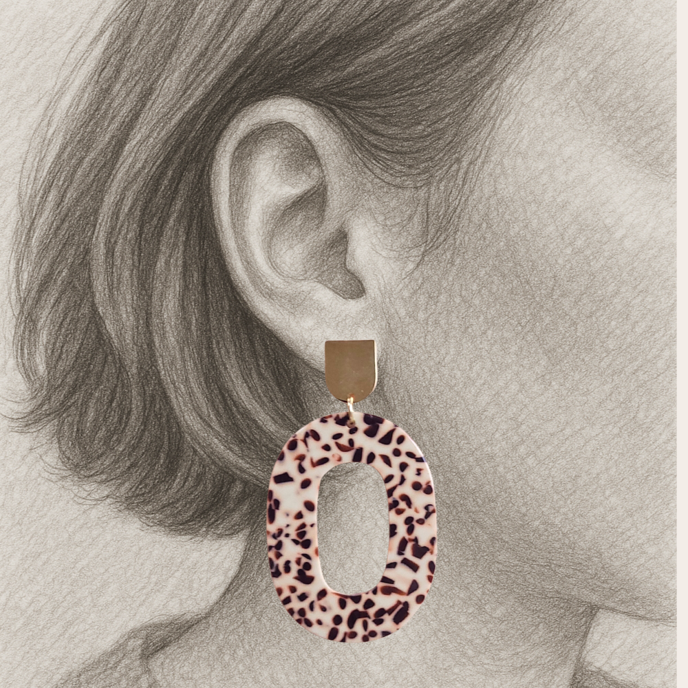 Oorbellen Lois – terrazzo ovalen oorbellen van licht cellulose acetate met goudkleurige steker