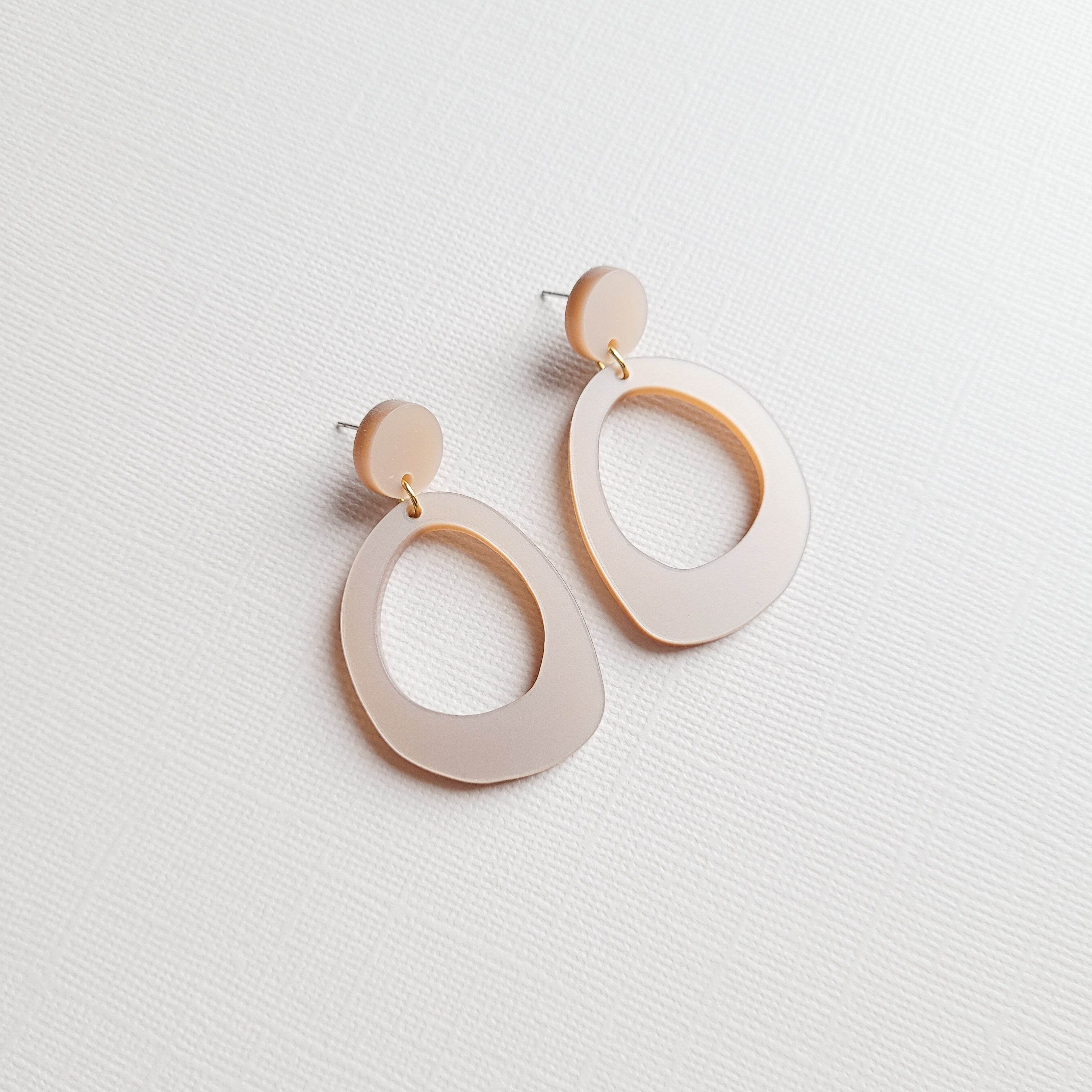 beige statement oorbellen arwen, lichtgewicht, uniek en handgemaakt voor dames
