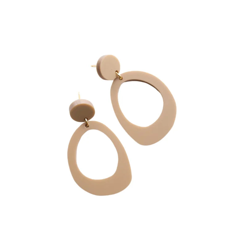 beige statement oorbellen arwen, mat, lichtgewicht, uniek en handgemaakt voor dames