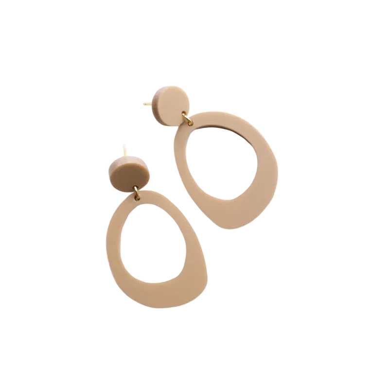 beige statement oorbellen arwen, mat, lichtgewicht, uniek en handgemaakt voor dames