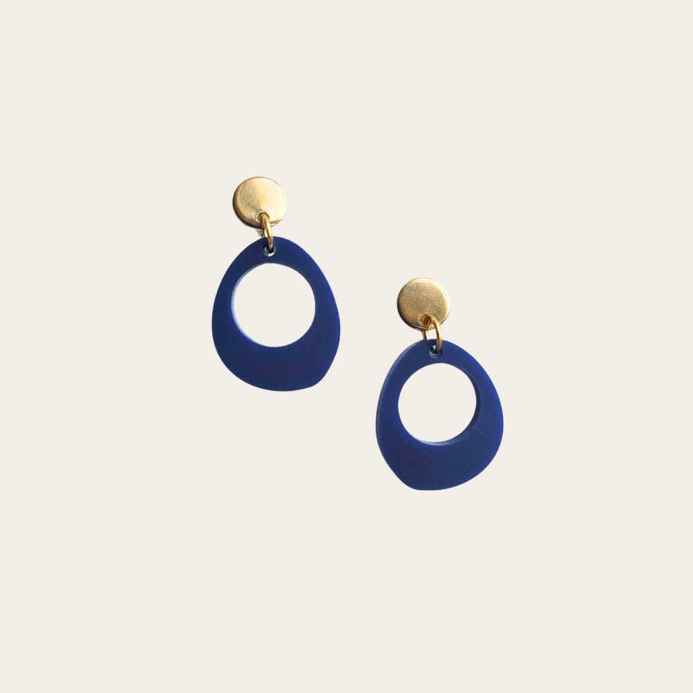 Oorbellen Marieke – lichte oorstekers met glanzende gouden steker en matte organische bedel van plex, handgemaakt en comfortabel