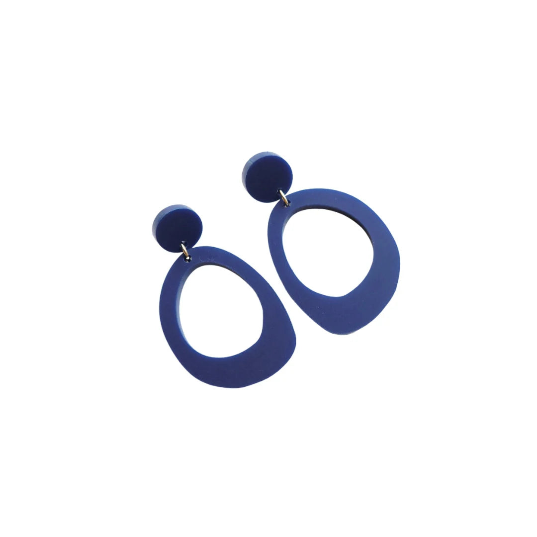 donkerblauwe statement oorbellen arwen, mat, lichtgewicht, uniek en handgemaakt voor dames
