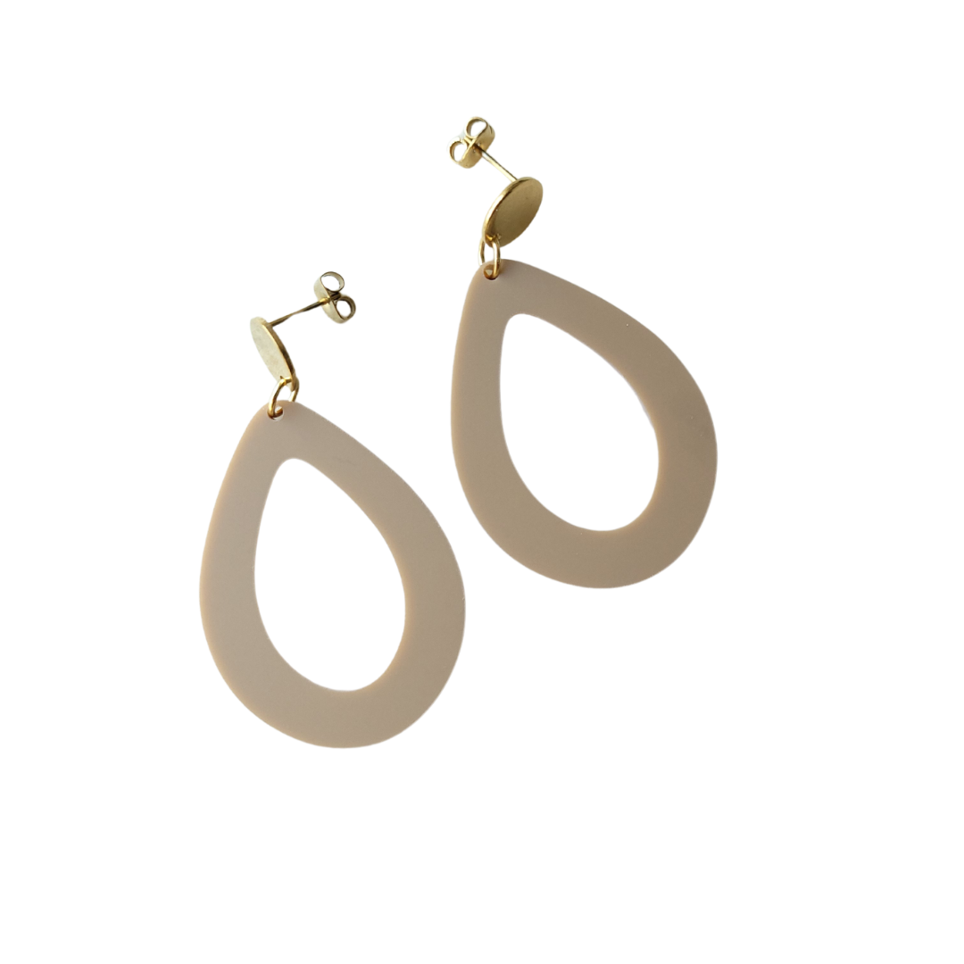 Druppelvormige oorbellen Floortje mat beige – handgemaakte, superlichte oorbellen met een matte afwerking in trendy kleuren