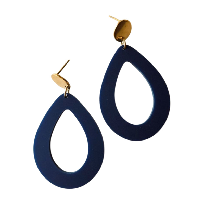 Druppelvormige oorbellen Floortje mat donkerblauw – handgemaakte, superlichte oorbellen met een matte afwerking in trendy kleuren.