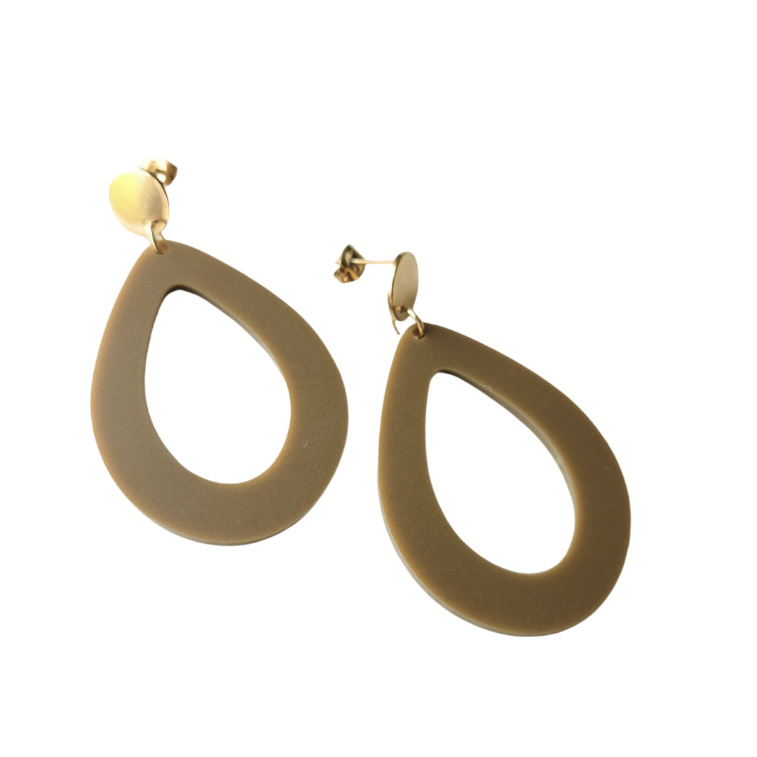 Druppelvormige oorbellen Floortje mat kaki – handgemaakte, superlichte oorbellen met een matte afwerking in trendy kleuren