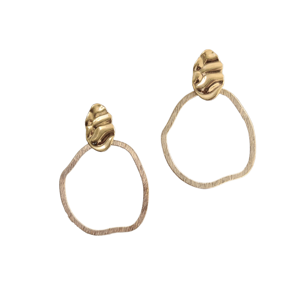 Paar gouden oorbellen Elodie met golvende steker en grote open hanger met geborstelde afwerking