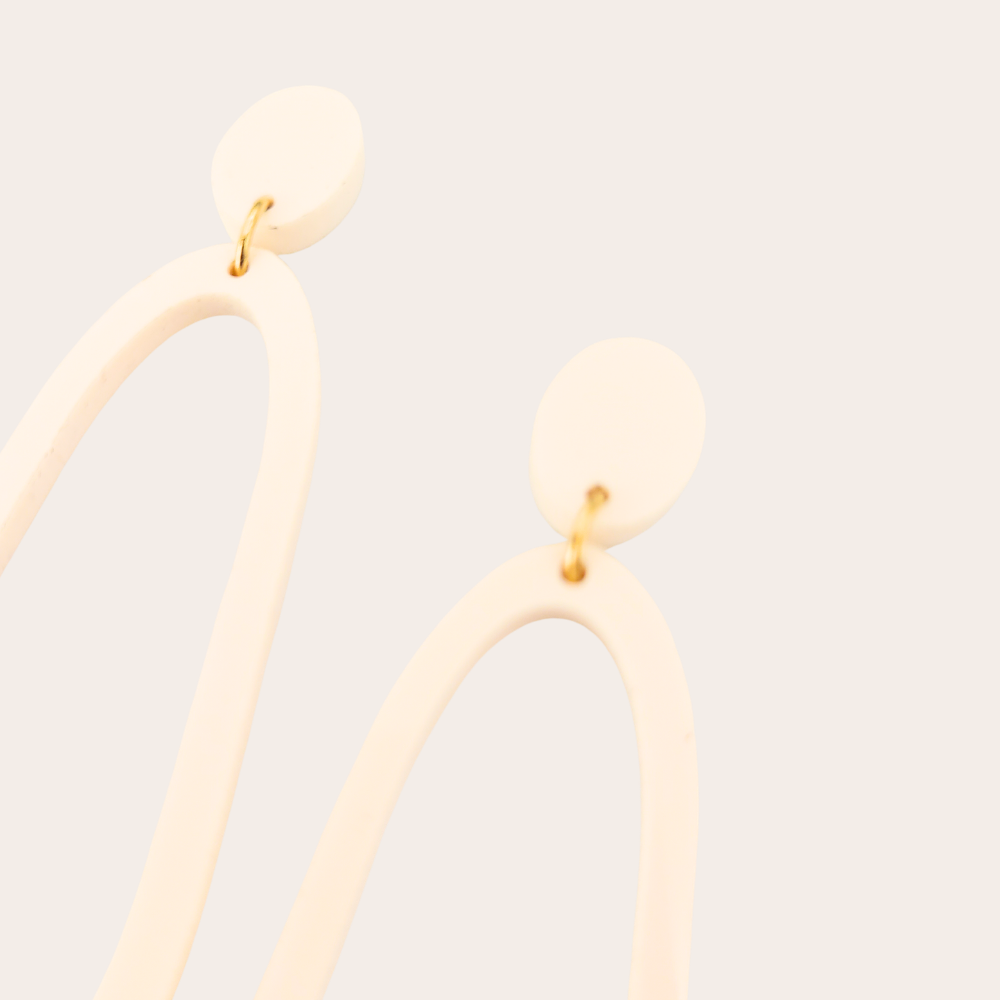 Elegante offwhite statement oorbellen Floortje van More Than Rubies