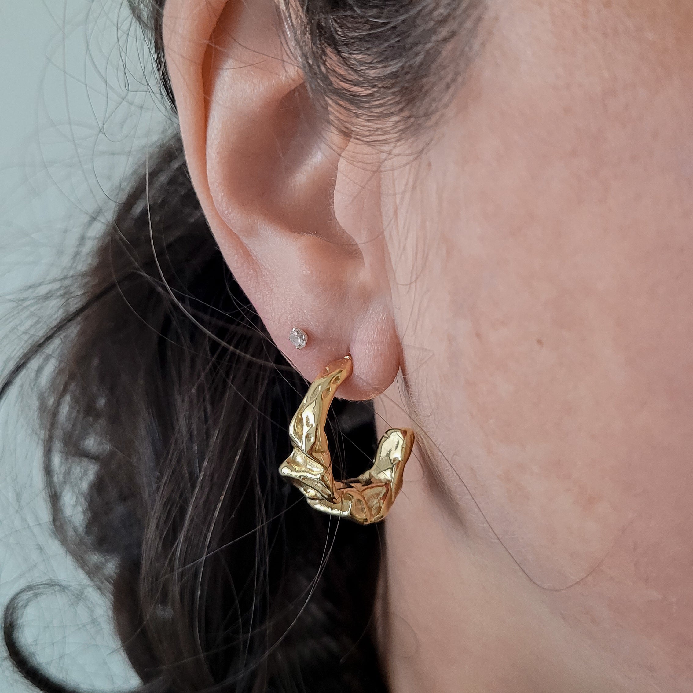 Organische gouden oorstekers | lichte statement oorbellen (alleen in goud)