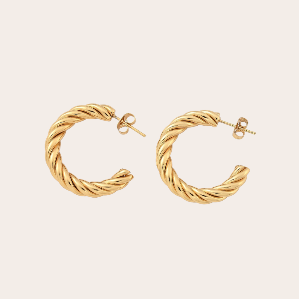 Gouden gedraaide oorringen van goud verguld stainless steel met stekersluiting