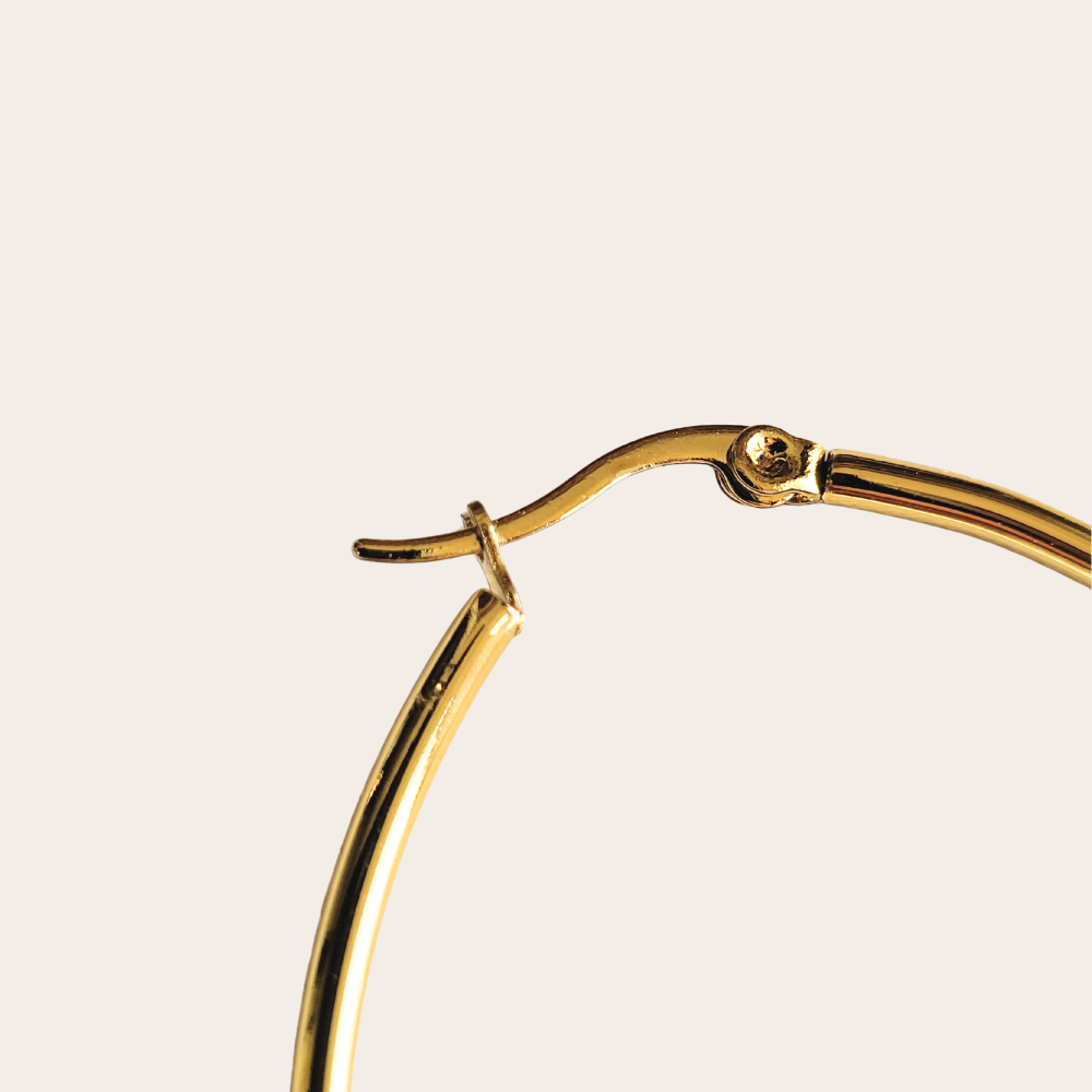Grote gouden creolen van stainless steel met ovale vorm en kliksluiting – lichte statement oorbellen