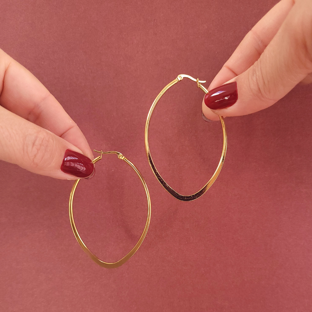 Grote gouden creolen van stainless steel met ovale vorm en kliksluiting – lichte statement oorbellen