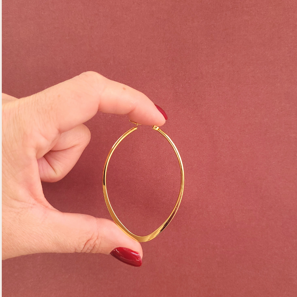 Grote gouden creolen van stainless steel met ovale vorm en kliksluiting – lichte statement oorbellen