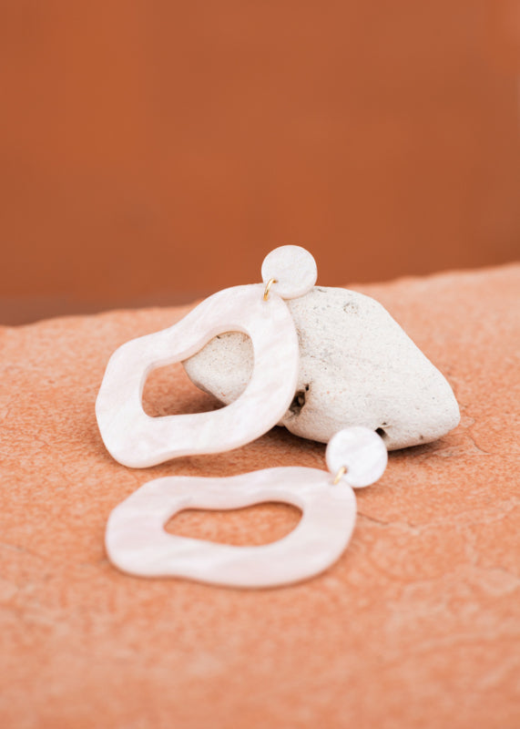organische statement oorbellen lichtroze – grote, superlichte handgemaakte oorhangers met een speelse twist voor een stijlvolle look