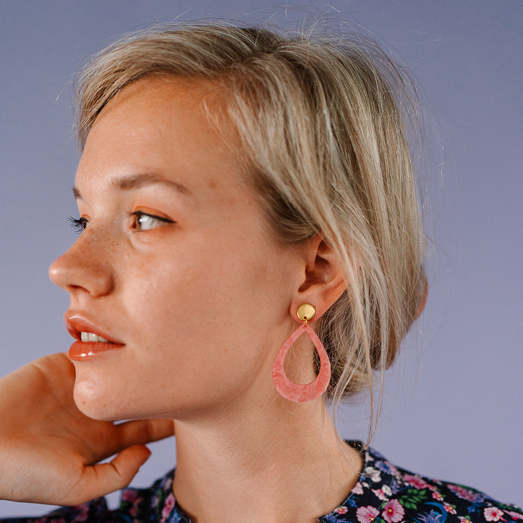 Grote oorbellen roze parelmoer – handgemaakte, superlichte oorbellen met een subtiele parelmoer glans. Perfect voor zowel casual als feestelijke looks