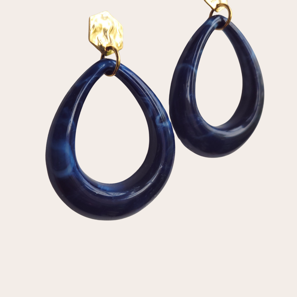 Lichte statement oorbellen donkerblauw marble – handgemaakt en comfortabel