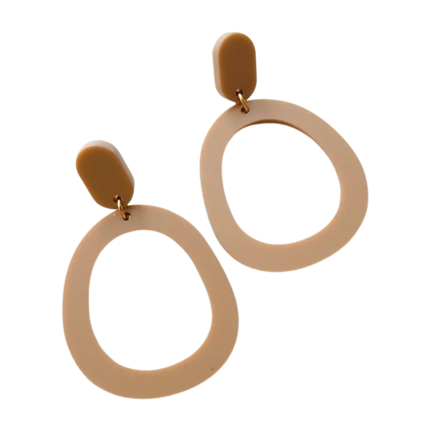 Handgemaakte beige statement oorbellen Willy – organisch mat design, lichtgewicht en perfect voor een unieke en verfijnde uitstraling
