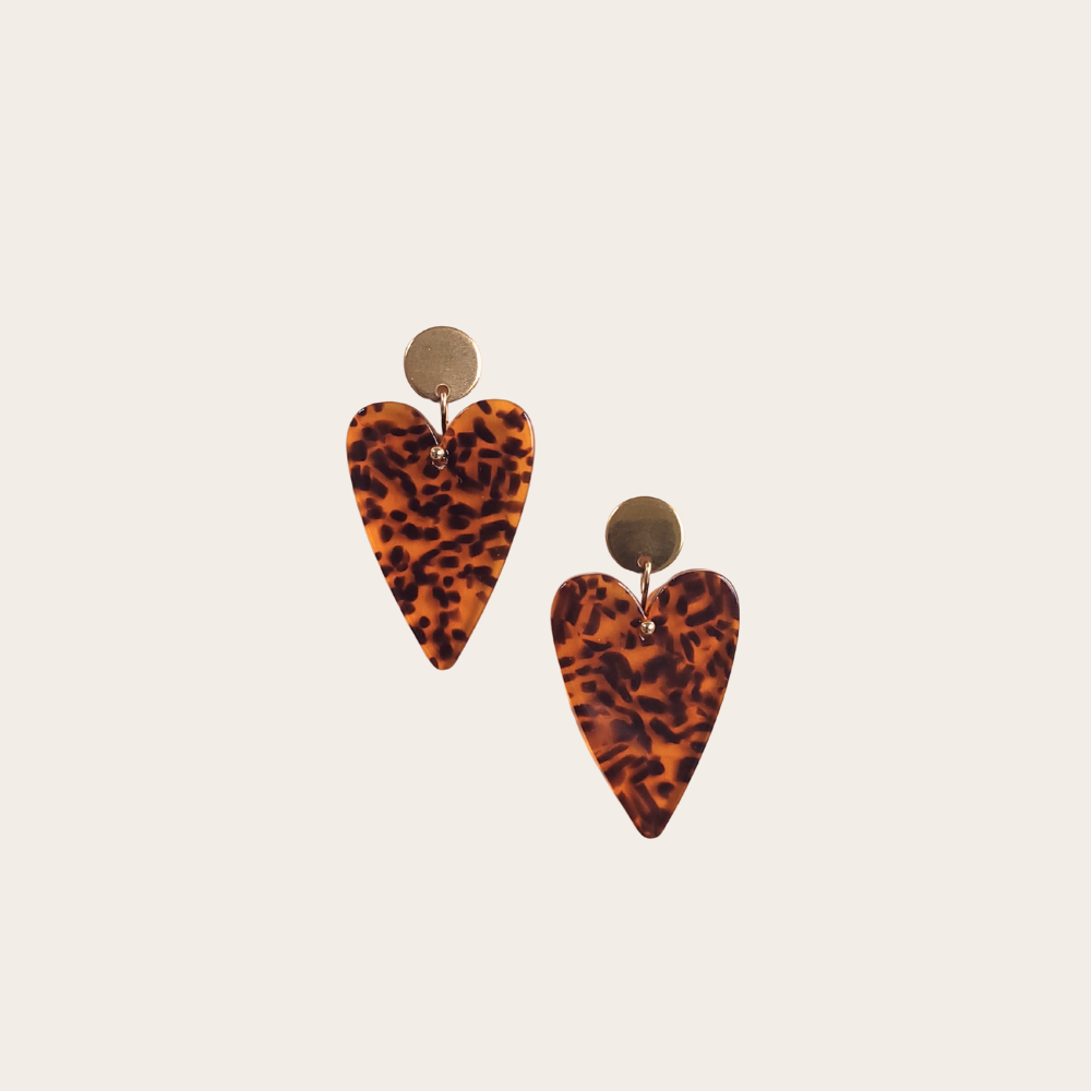 Hartjes marble – lichte statement oorbellen Daantje van cellulose acetate in warme marbling met goudkleurige steker