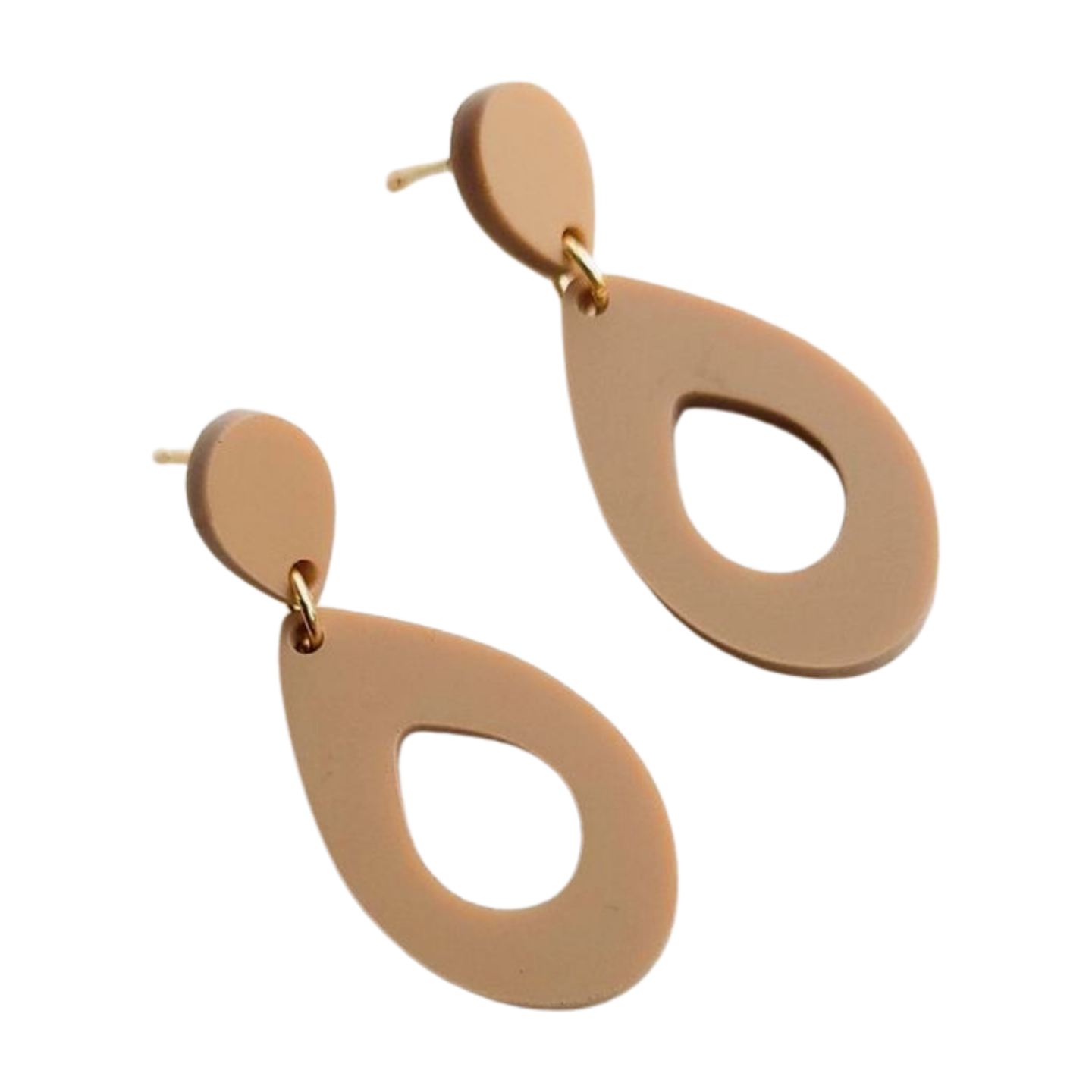 Kleine druppel oorstekers beige - lichtgewicht, handgemaakt en perfect voor een unieke en verfijnde uitstraling.