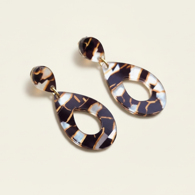 Kleine druppel oorstekers zwart marble - lichtgewicht, handgemaakt en perfect voor een unieke en verfijnde uitstraling.