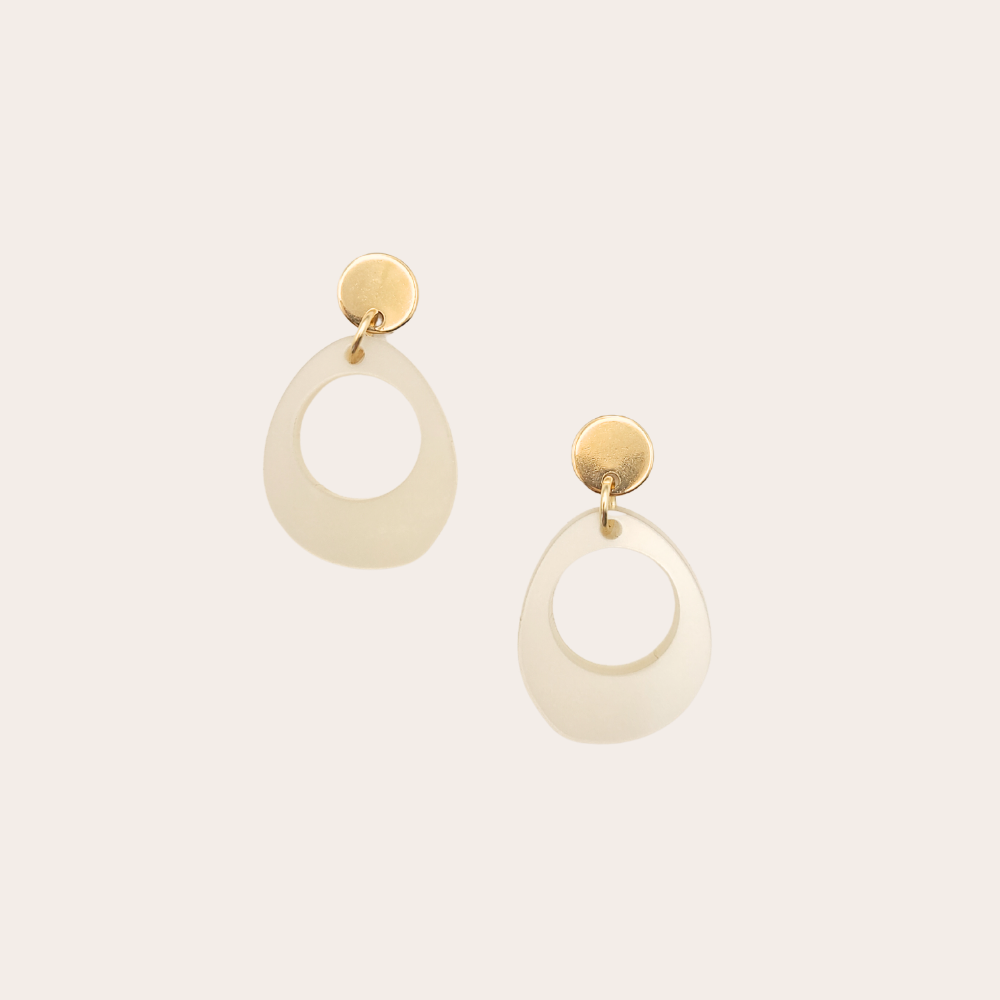 Handgemaakte kleine oorstekers Marieke – parel bedel