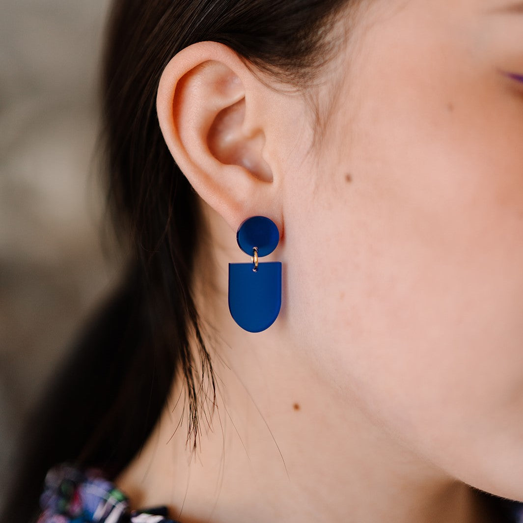 Handgemaakte duurzame kleine oorstekers blauw – lichtgewicht en perfect voor een unieke en verfijnde uitstraling.