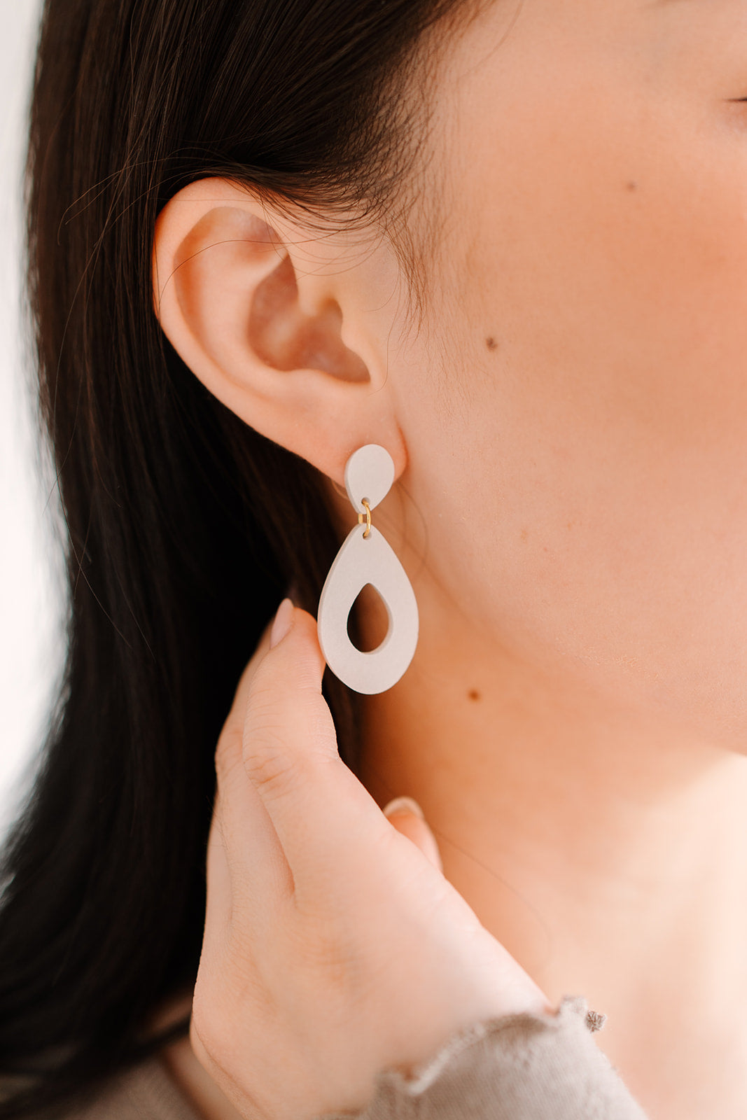 Kleine druppel oorstekers - lichtgewicht, handgemaakt en perfect voor een unieke en verfijnde uitstraling.