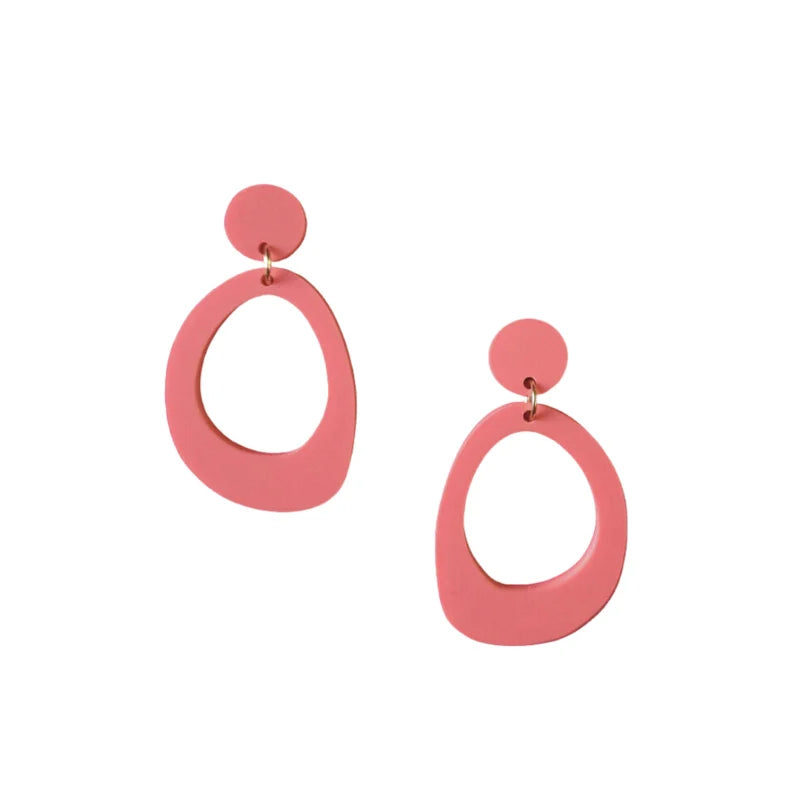 koraalkleur statement oorbellen arwen, mat, lichtgewicht, uniek en handgemaakt voor dames