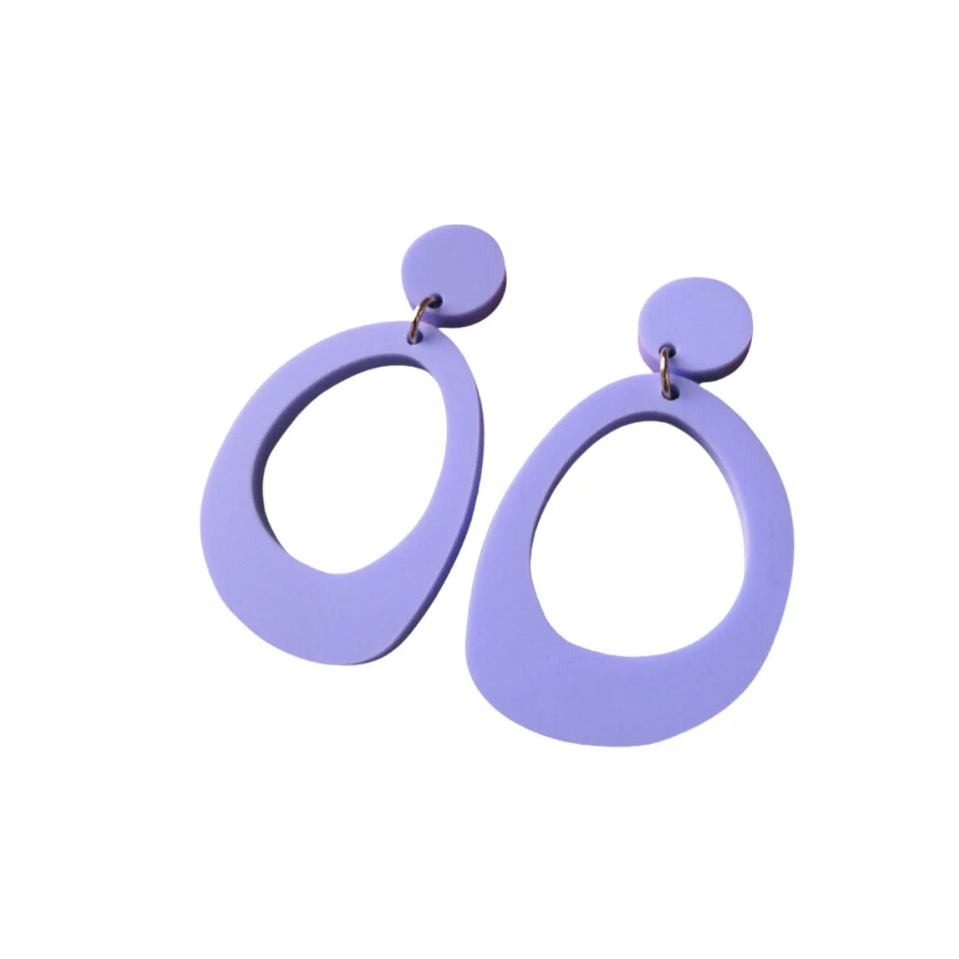 lavendelblauwe statement oorbellen arwen, mat, lichtgewicht, uniek en handgemaakt voor dames