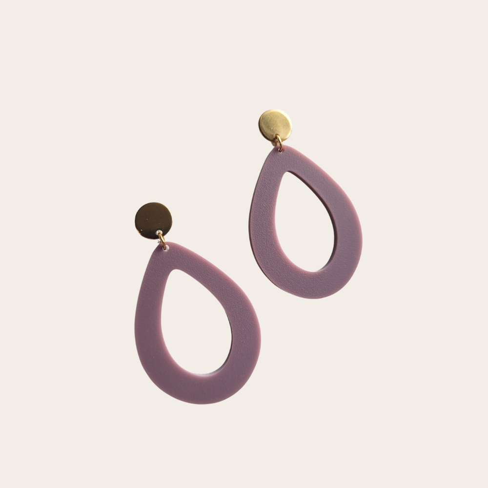 Grote druppelvorm oorbellen in mauve – unieke lichte statement oorbellen met matte afwerking