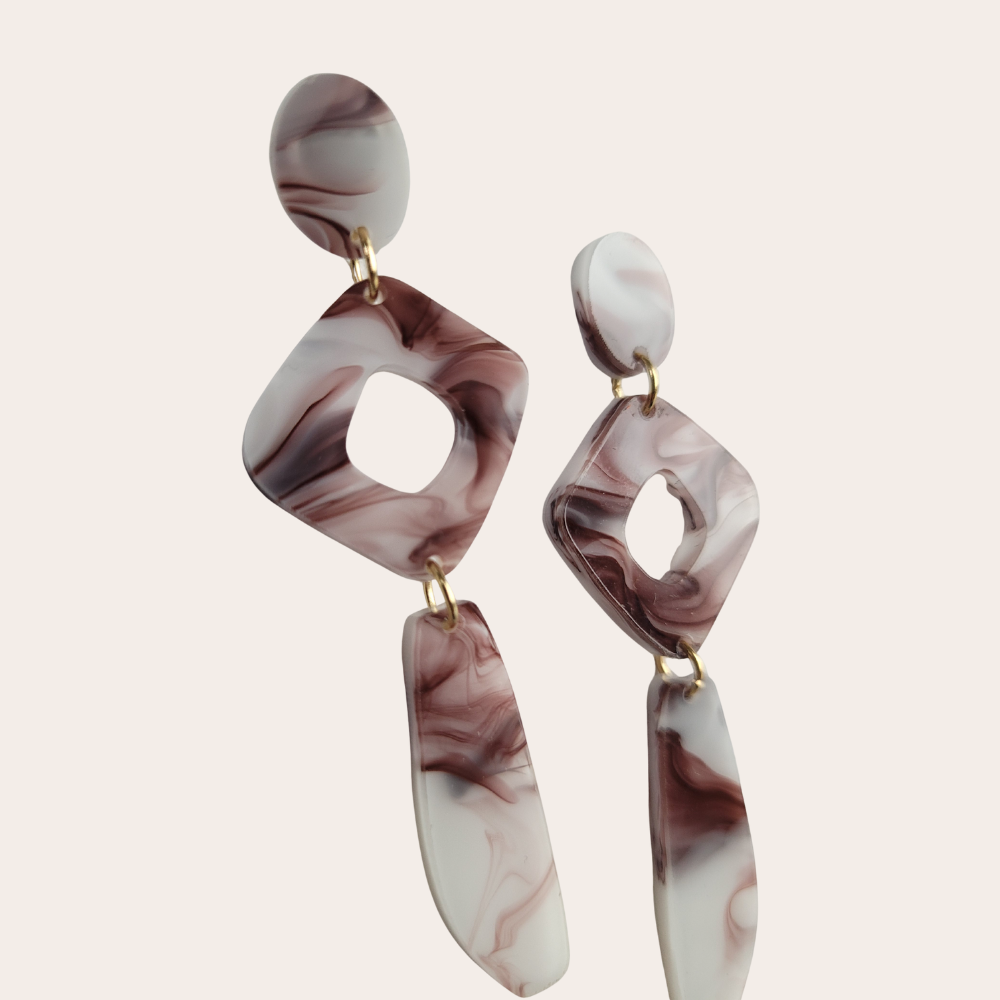Lichte statement oorbellen Annemarie – wit/donkerbruin marble